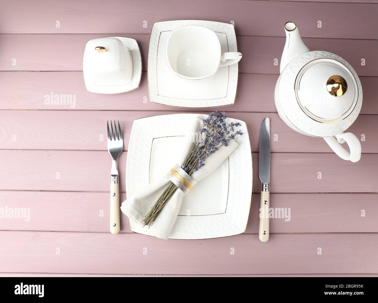 Tavolo da pranzo impostazione con fiori di lavanda sul tavolo di legno sfondo Foto Stock