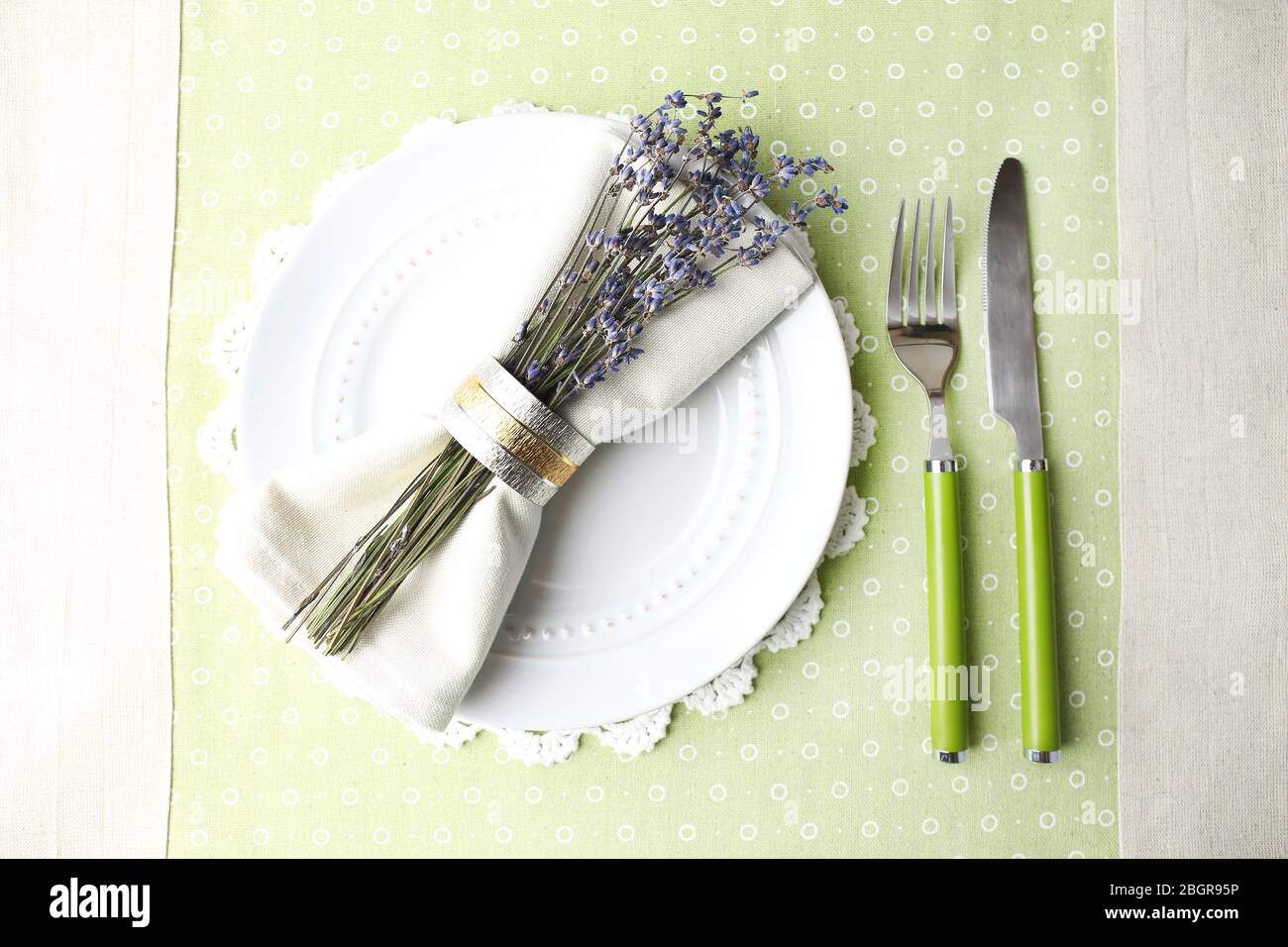 Tavolo da pranzo con fiori di lavanda su sfondo tovaglia Foto Stock