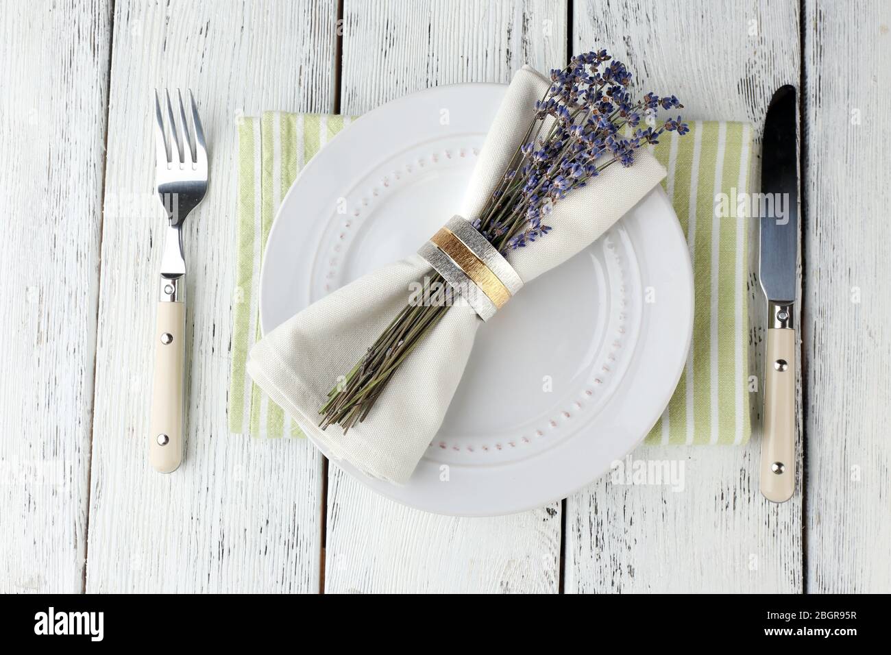Tavolo da pranzo impostazione con fiori di lavanda sul tavolo di legno sfondo Foto Stock