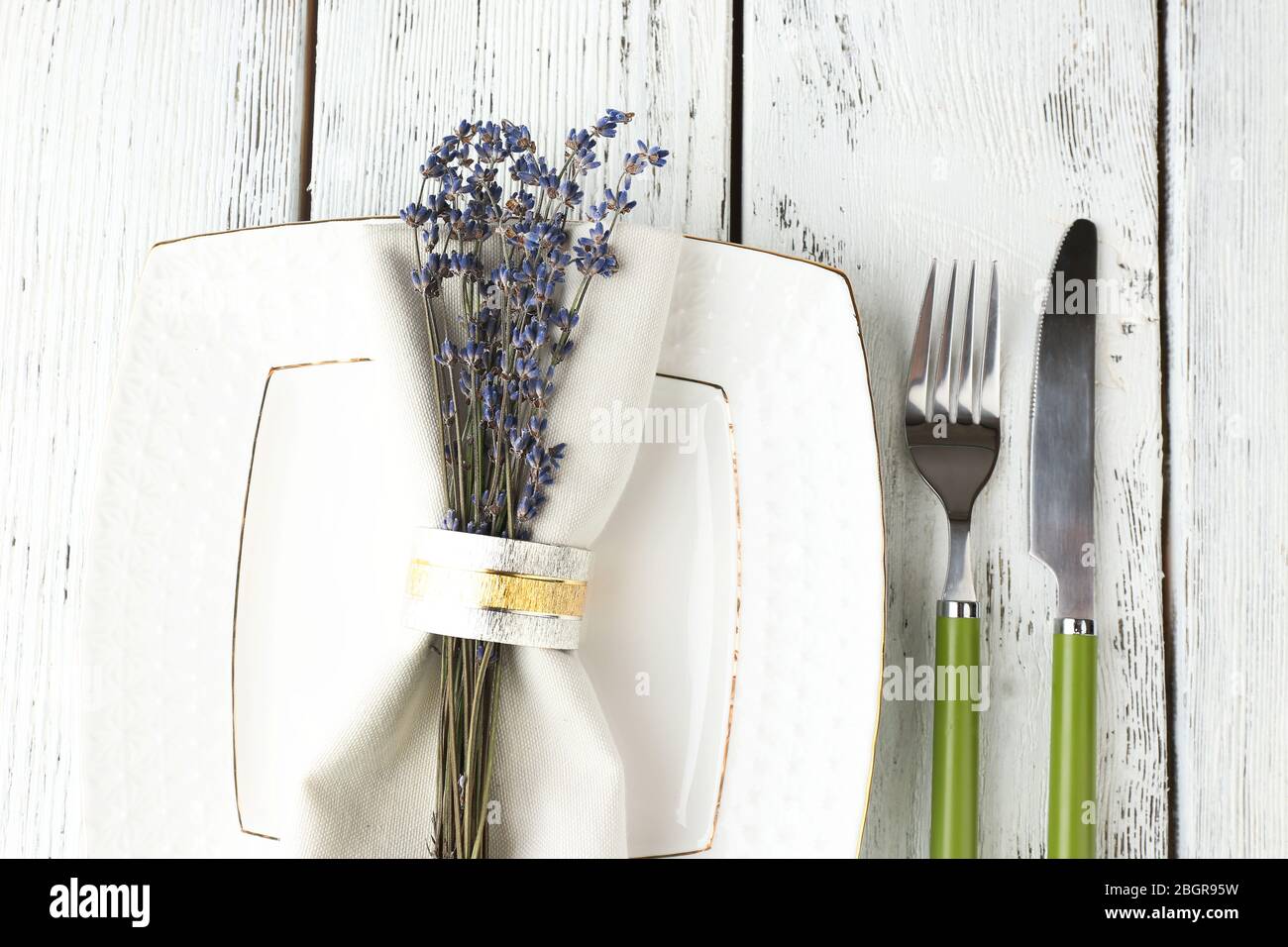 Tavolo da pranzo impostazione con fiori di lavanda sul tavolo di legno sfondo Foto Stock