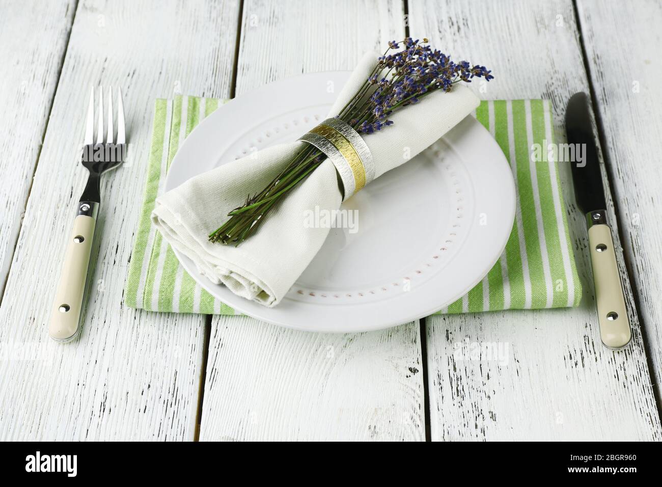 Tavolo da pranzo impostazione con fiori di lavanda sul tavolo di legno sfondo Foto Stock