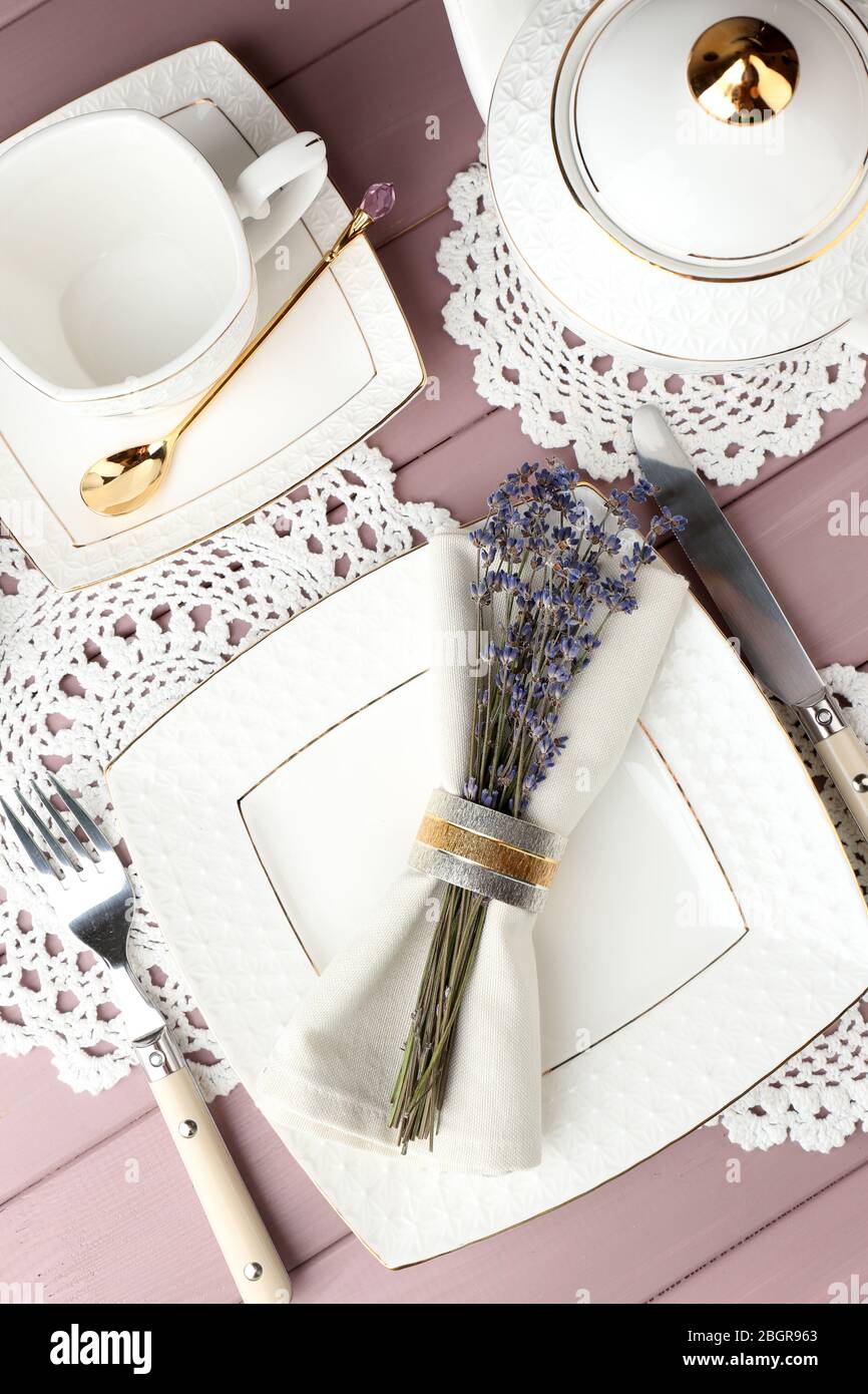Tavolo da pranzo impostazione con fiori di lavanda sul tavolo di legno sfondo Foto Stock