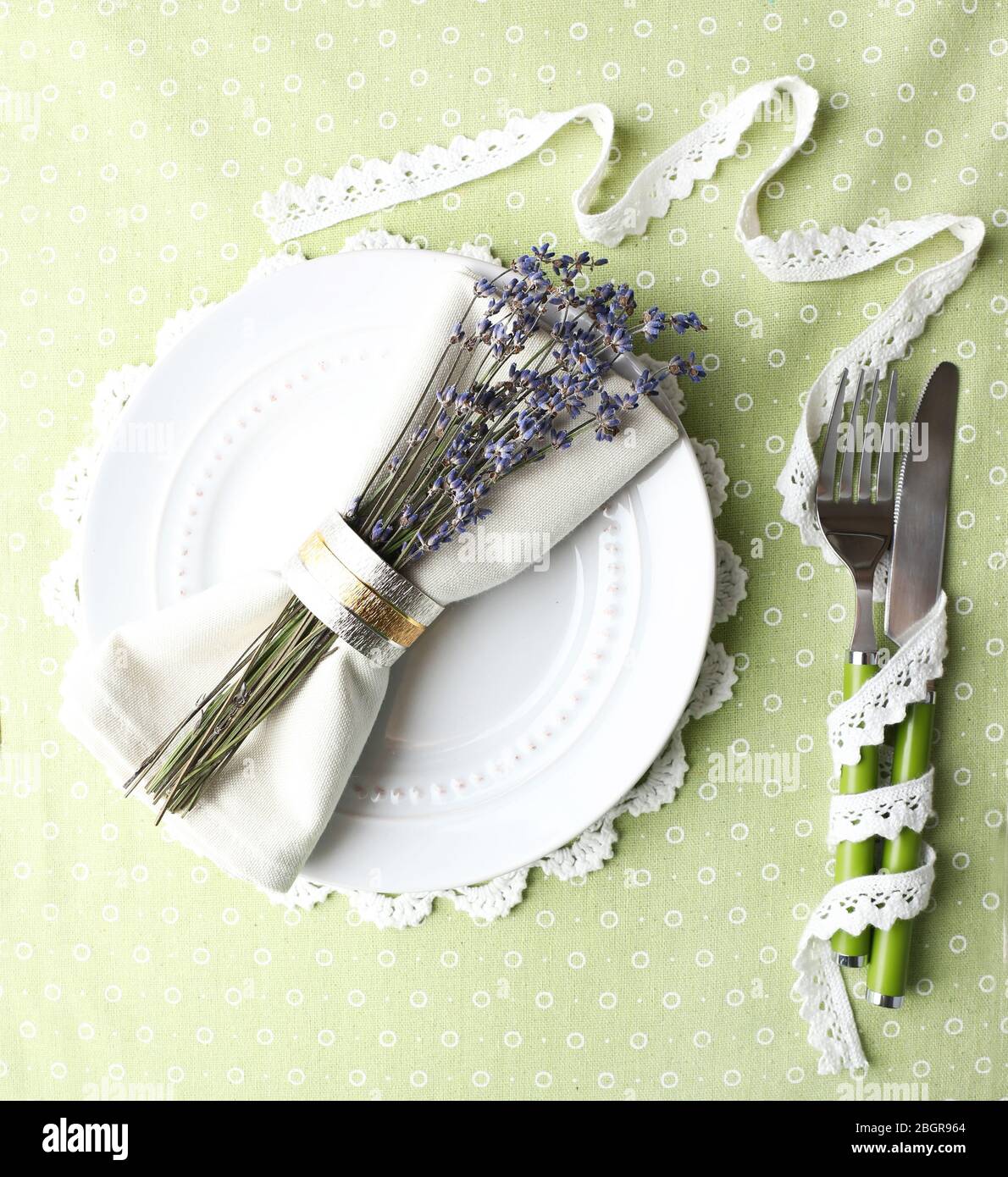 Tavolo da pranzo con fiori di lavanda su sfondo tovaglia Foto Stock