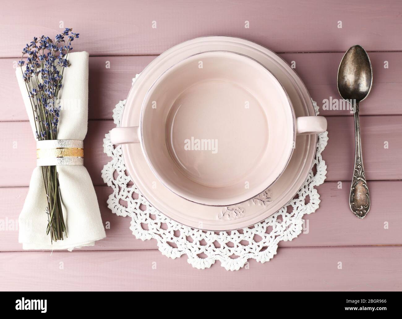 Tavolo da pranzo impostazione con fiori di lavanda sul tavolo di legno sfondo Foto Stock
