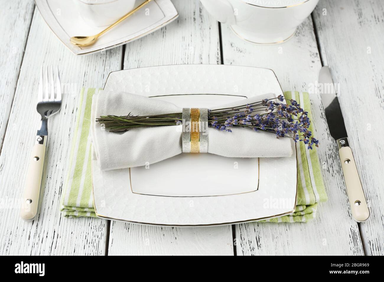 Tavolo da pranzo impostazione con fiori di lavanda sul tavolo di legno sfondo Foto Stock