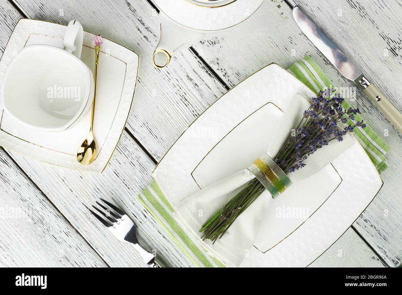 Tavolo da pranzo impostazione con fiori di lavanda sul tavolo di legno sfondo Foto Stock