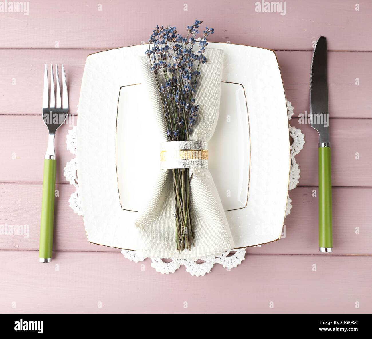 Tavolo da pranzo impostazione con fiori di lavanda sul tavolo di legno sfondo Foto Stock