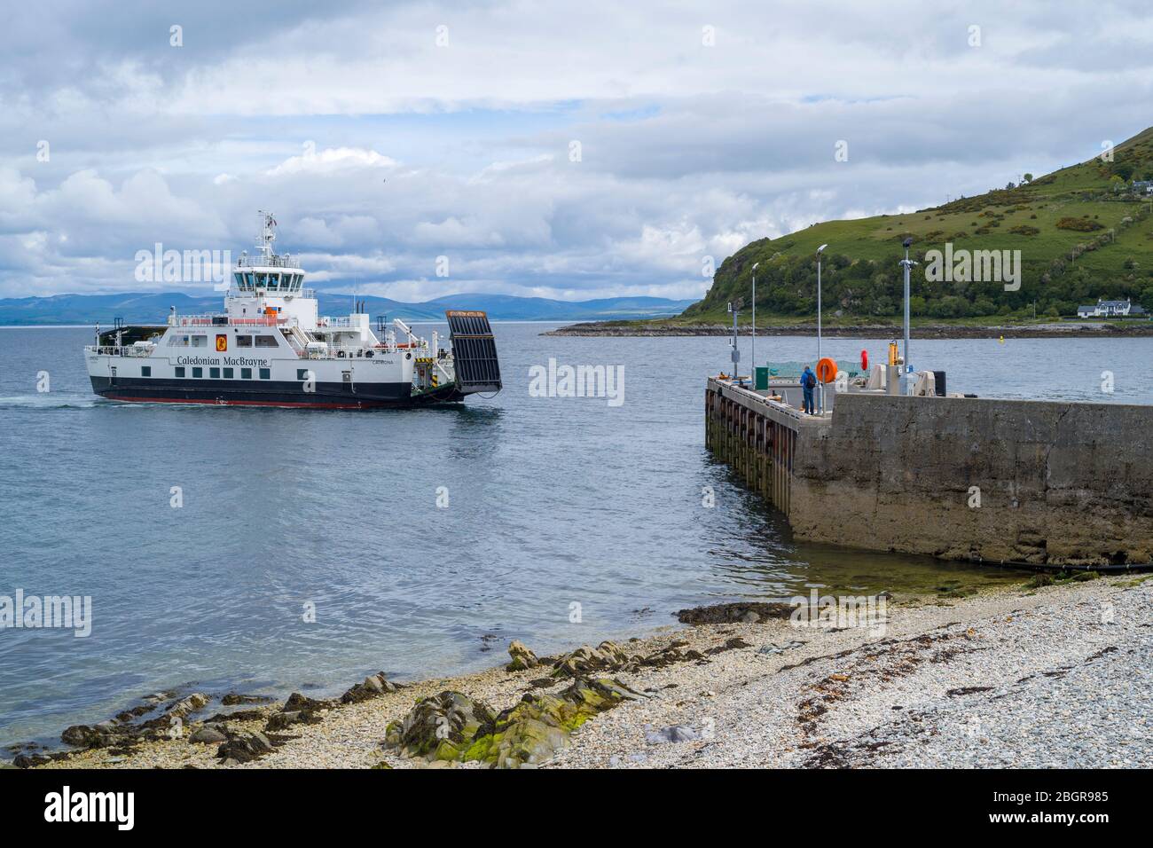 Traghetto per auto Calmac - Caldeonian MacBrayne Vehicle Ferry Ferry - arrivo al porto dei traghetti di Lochranza, Isola di Arran, Scozia Foto Stock