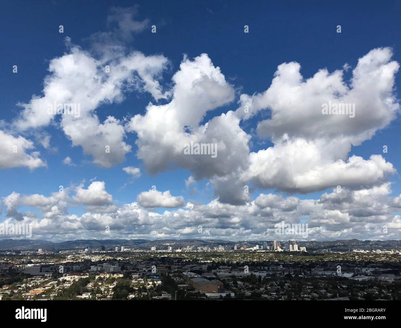Vista sul bacino di Los Angeles di Culver City, Century City e Westwood dal Baldwin Hills Scenic Overlook Park in una giornata limpida. Foto Stock