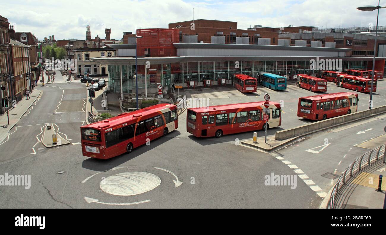 Un trafficato svincolo della stazione degli autobus di Warrington, 7 Winwick St, Warrington, Cheshire, Inghilterra, Regno Unito, WA1 UK Foto Stock