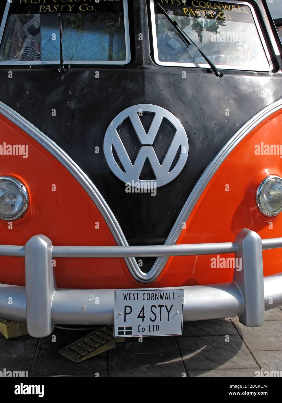 The West Cornwall Pasty Company, furgone, cibo regionale, servito da un camper VW Foto Stock
