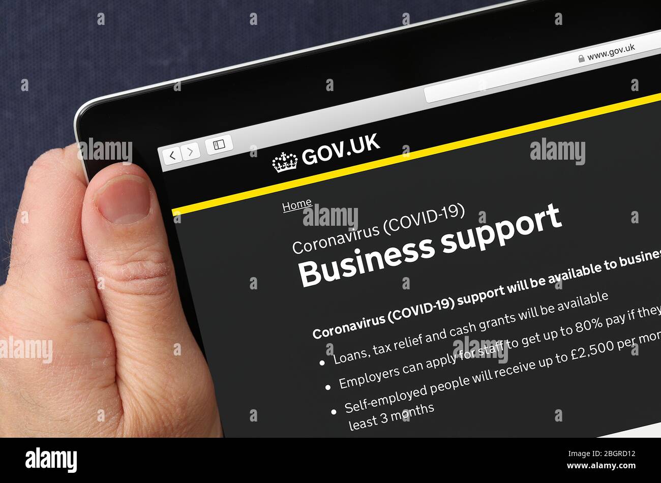 Sito Web di supporto aziendale per il governo britannico Coronavirus Covid-19 visualizzato su un iPad Foto Stock