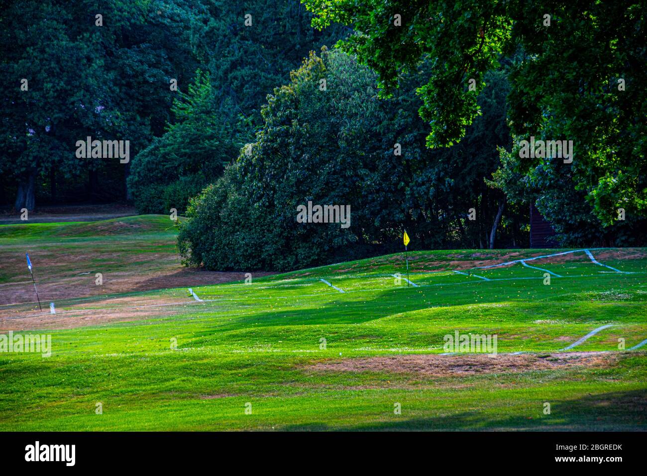 Campo da golf contrassegnato e pronto per la gente a giocare Foto Stock
