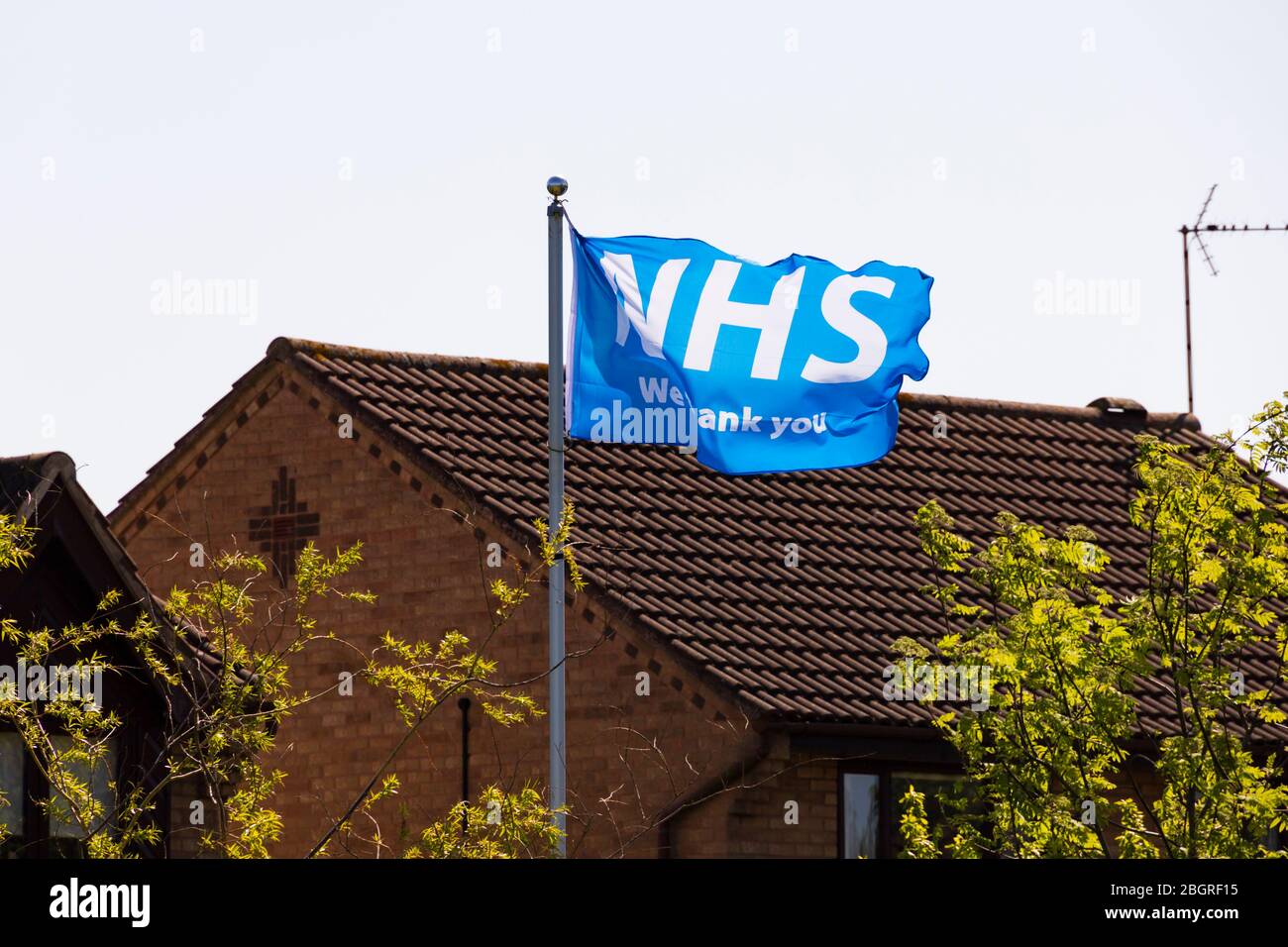 Grazie bandiera NHS che vola in una casa privata durante il virus Corona, Covid-19. Pandemic. Grantham, Lincolnshire, Inghilterra. Aprile 2020 Foto Stock
