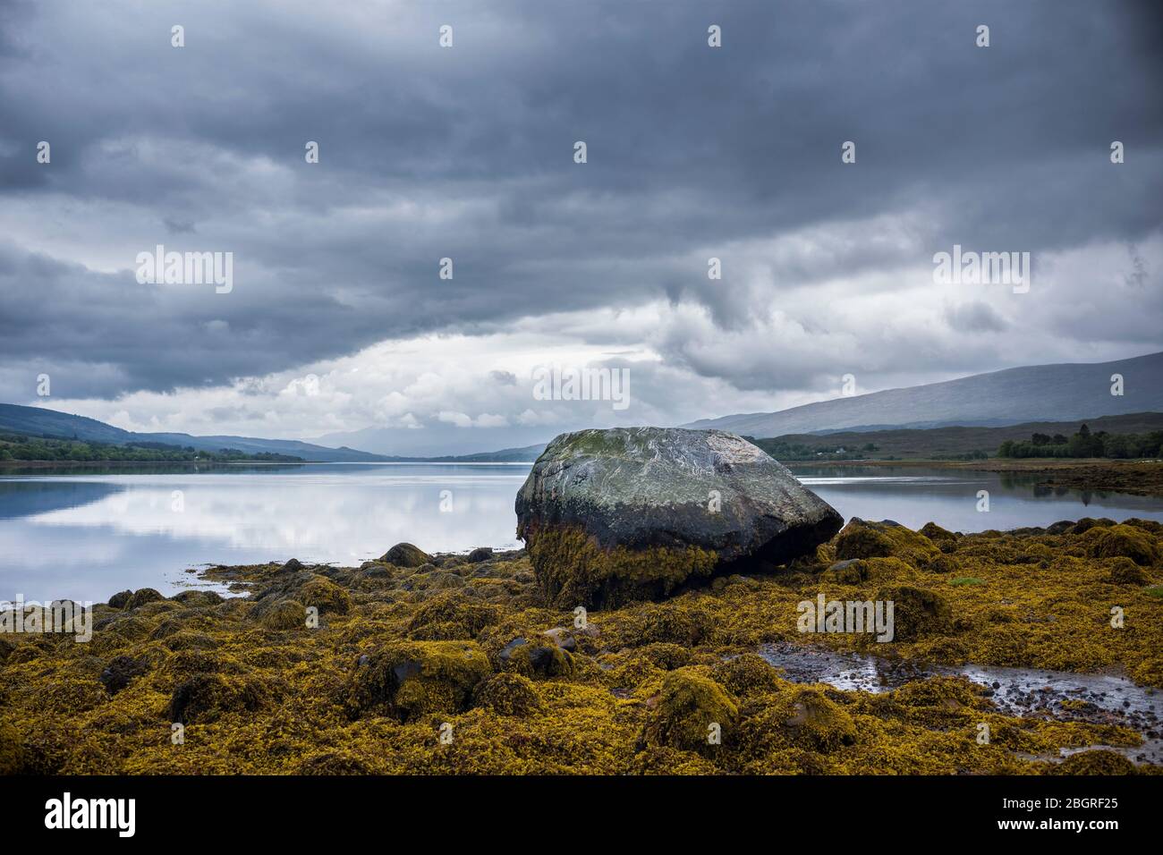 Scena tranquilla a Loch Eil, un lago marino a Lochaber, Scozia che si apre nel Loch Linnhe vicino a Fort William, Highlands scozzesi Foto Stock