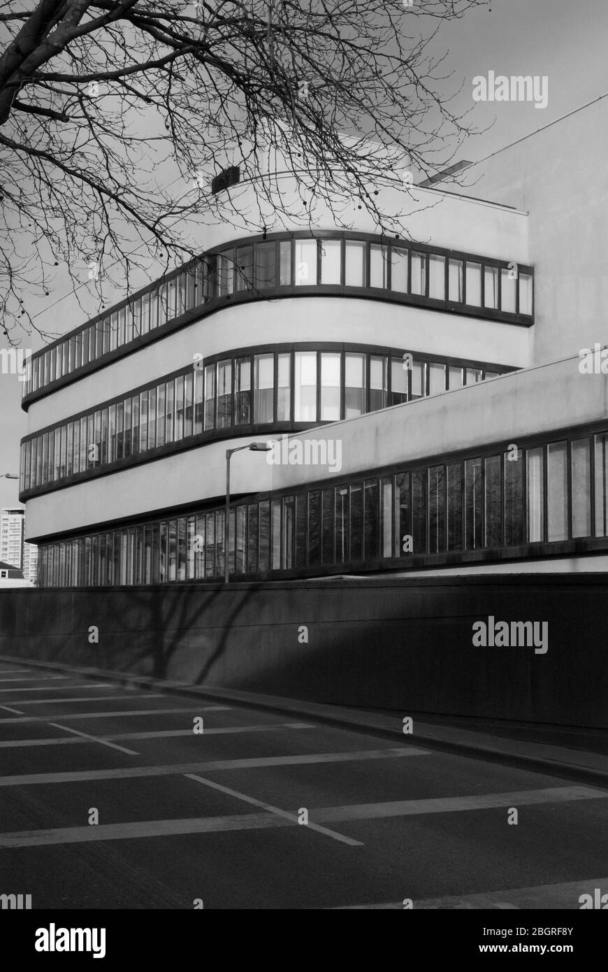 Architettura modernista la nave da guerra costruzione ex deposito di manutenzione per British Rail, 179 Harrow Road, Londra W2 di AHMM Bicknell & Hamilton Foto Stock