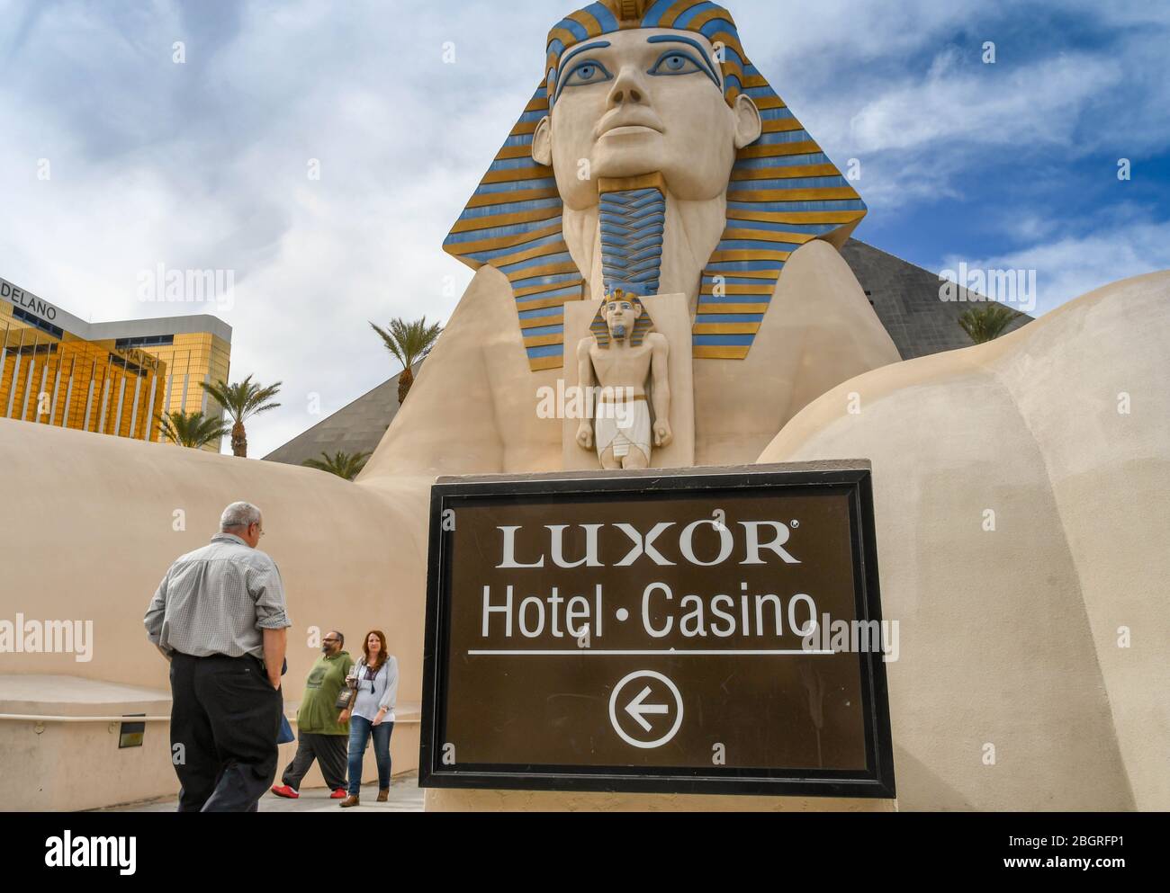 LAS VEGAS, NEVADA, USA - FEBBRAIO 2019: Persone che usano l'ingresso al Luxor Hotel su Las Vegas Boulevard dal sistema monorotaia Foto Stock