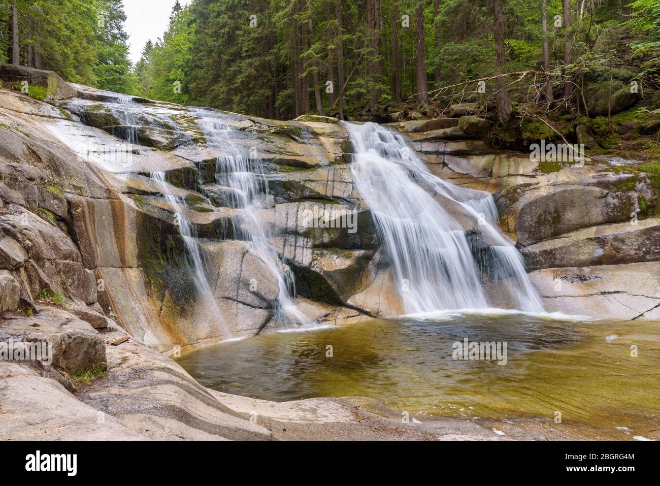 Vista della cascata di Mumlava nei pressi di Harrachov nelle montagne giganti ceche Foto Stock