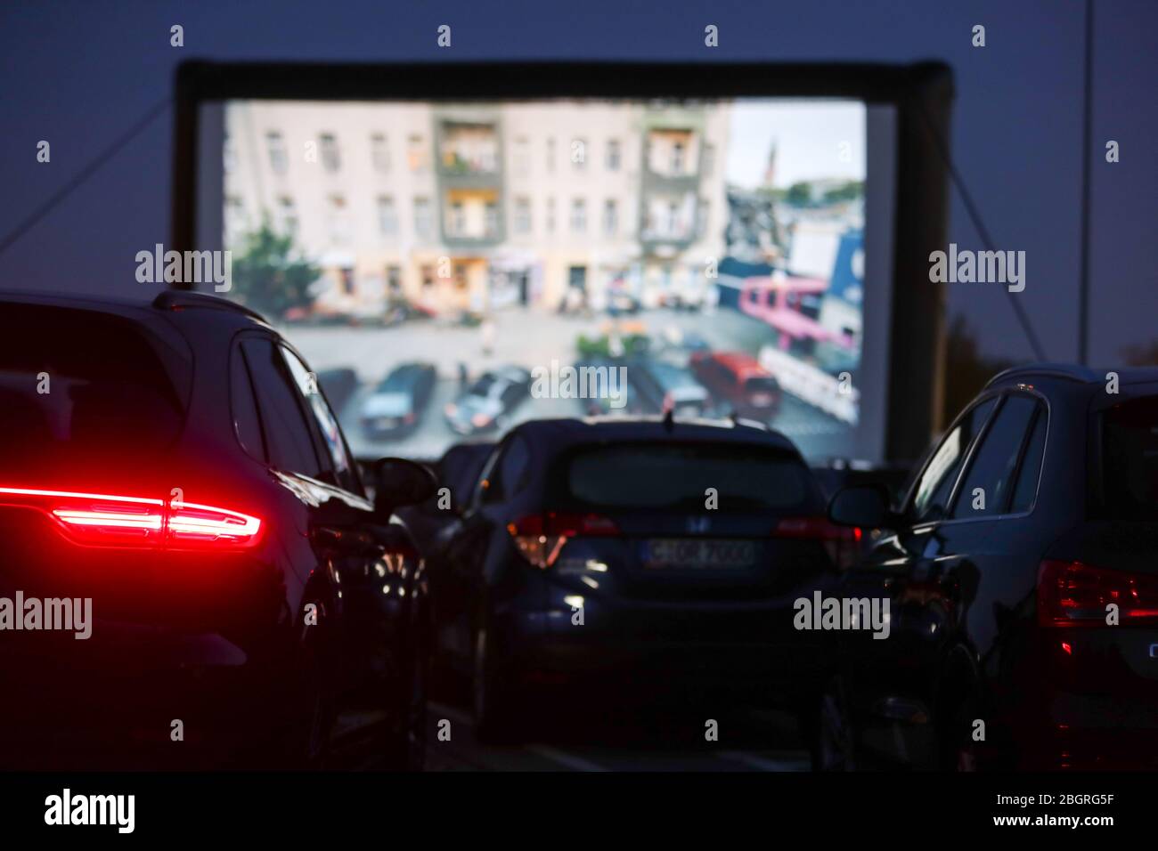 Chemnitz, Germania. 22 aprile 2020. I visitatori possono guardare "le Cronache dei canguri" al cinema drive-in di Chemnitz. Per la prima volta dall'inizio delle restrizioni di contatto c'è un cinema in città. Fino a 230 veicoli possono parcheggiare sulla piazza davanti allo schermo di 200 metri quadrati o sulla parete LED di 50 metri quadrati. Fino al 25 giugno, ci sarà un film per bambini e famiglia ogni giorno alle 5 e il programma serale alle 8. Il venerdì e il sabato ci sarà un film di mezzanotte dalle 23:00. Credit: Jan Woitas/dpa-Zentralbild/dpa/Alamy Live News Foto Stock