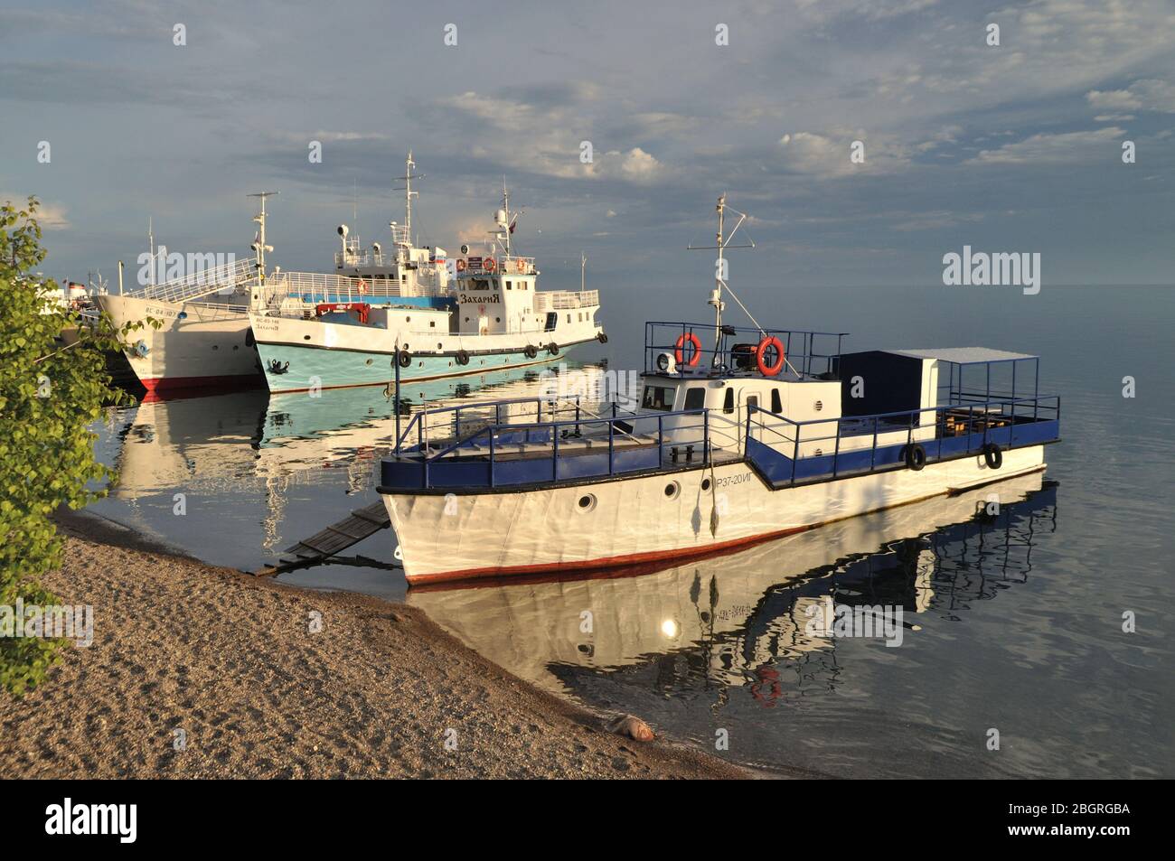Escursioni in barca sulla riva del lago Baikal - Listvyanka, Russia. Foto Stock