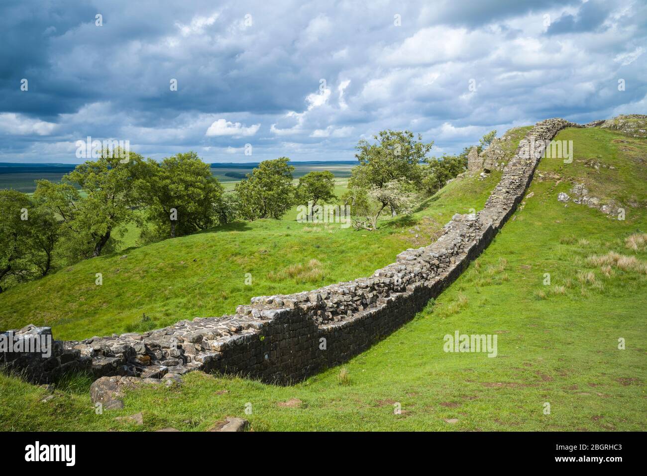 Il Muro di Adriano, confine di costruzione di pietra miliare nel Parco Nazionale del Northumberland a Walltown Crags, Inghilterra Foto Stock