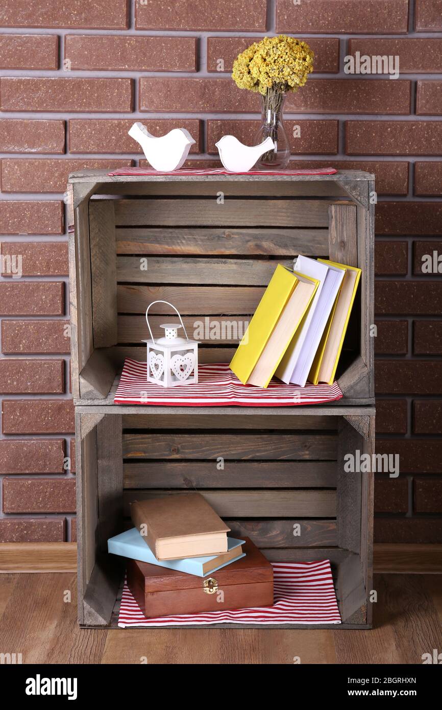 Mensole fatte di scatole di legno per le piccole cose per la casa Foto  stock - Alamy