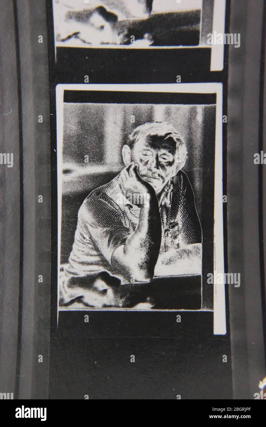Fine anni '70 estremo contrasto stampa contatto fotografia di un vecchio preoccupato Foto Stock