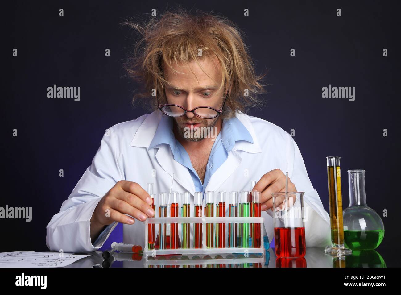 Scienziato pazzo che lavora in laboratorio Foto Stock