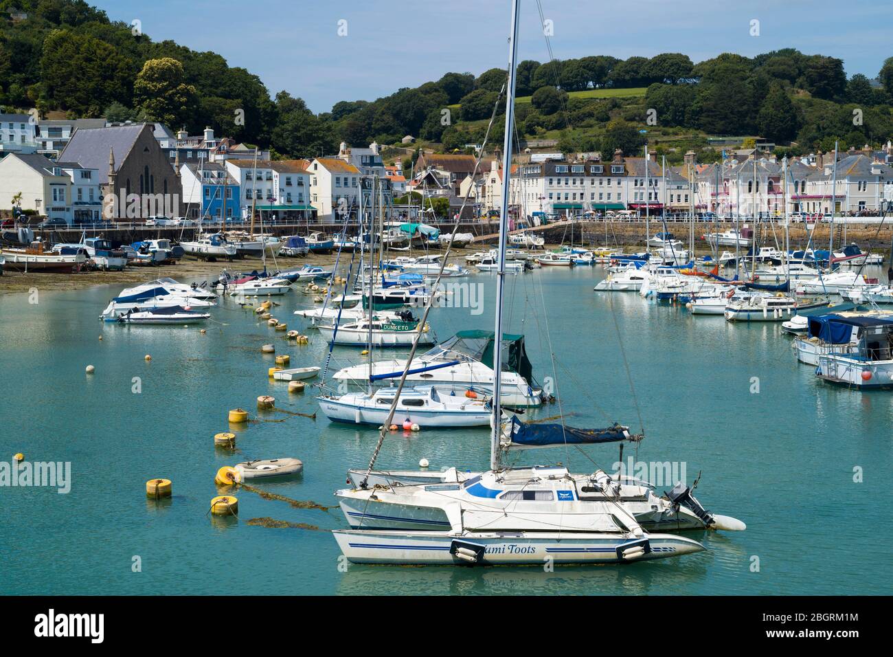 Imbarcazioni da diporto - yacht, incrociatori e motoscafi - ormeggiate a St Aubin's Bay, parrocchia di St Brelade Jersey, Channel Isles Foto Stock