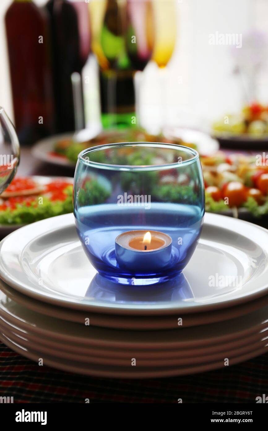 Ristorante tavolo impostazione con candele Foto Stock