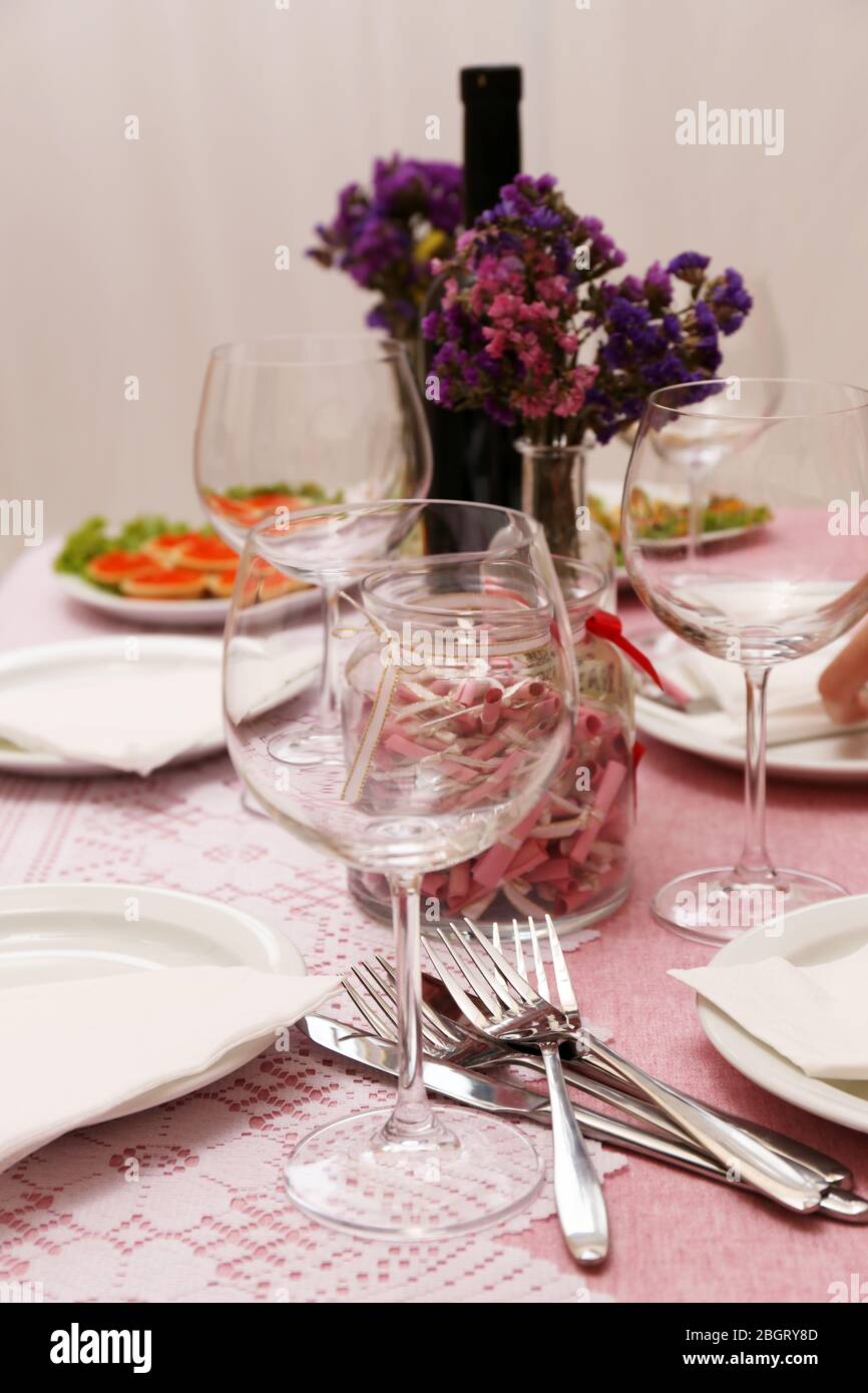 Ristorante Impostazione tabella Foto Stock