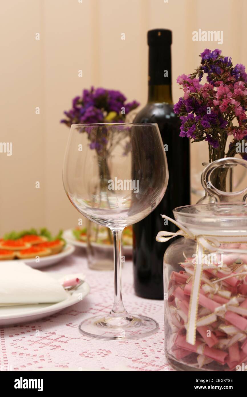 Ristorante Impostazione tabella Foto Stock