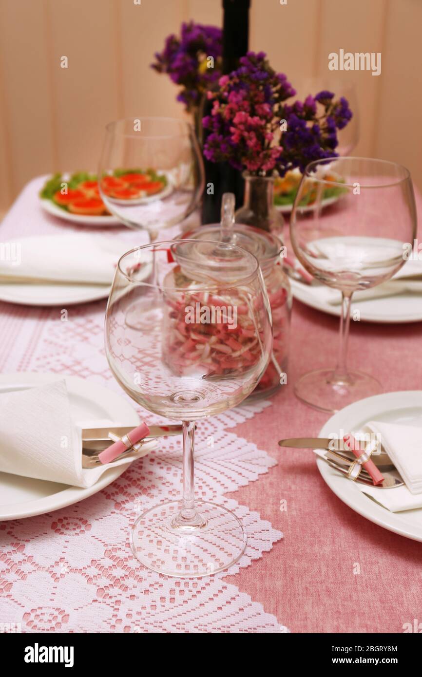 Ristorante Impostazione tabella Foto Stock