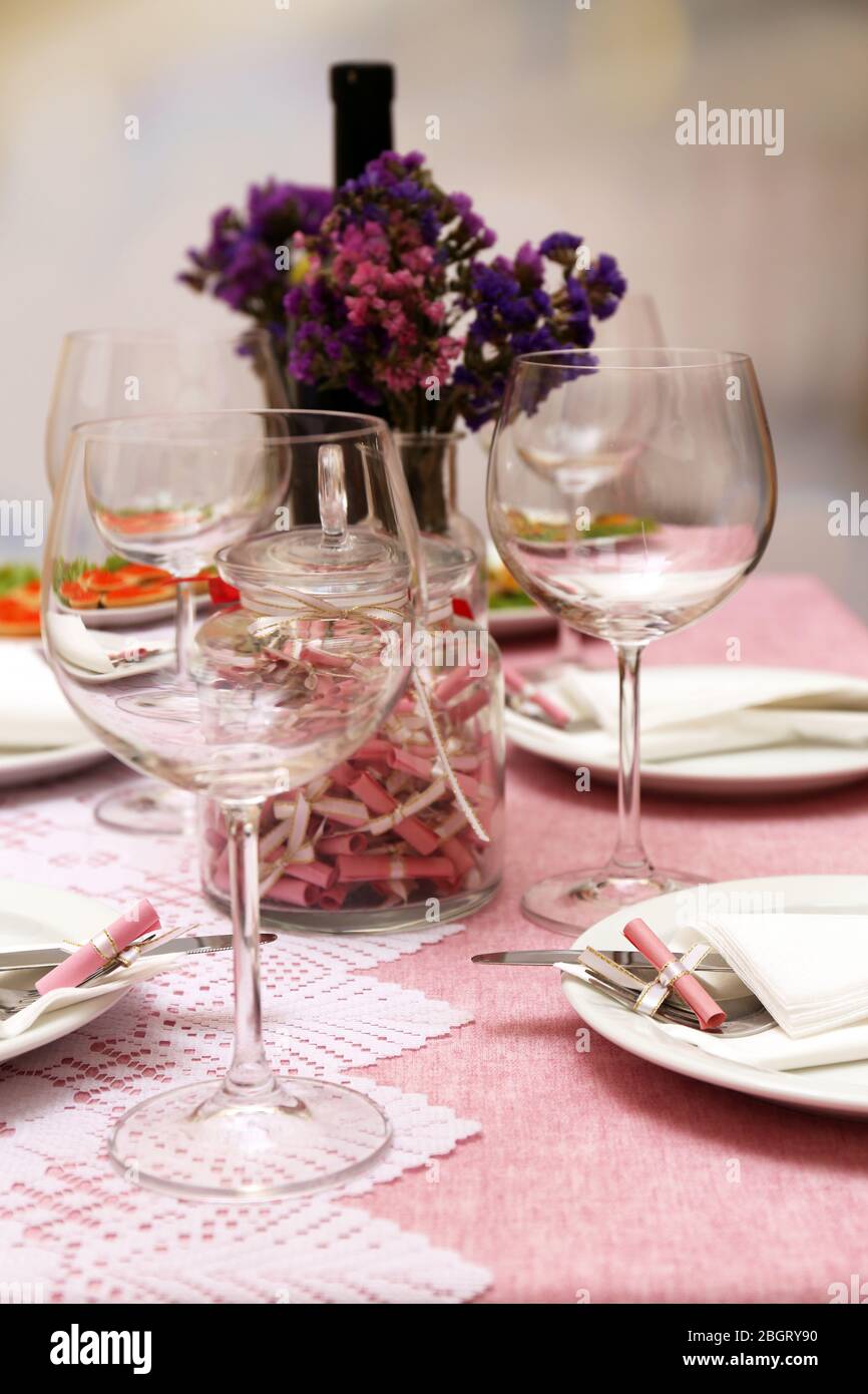 Ristorante Impostazione tabella Foto Stock