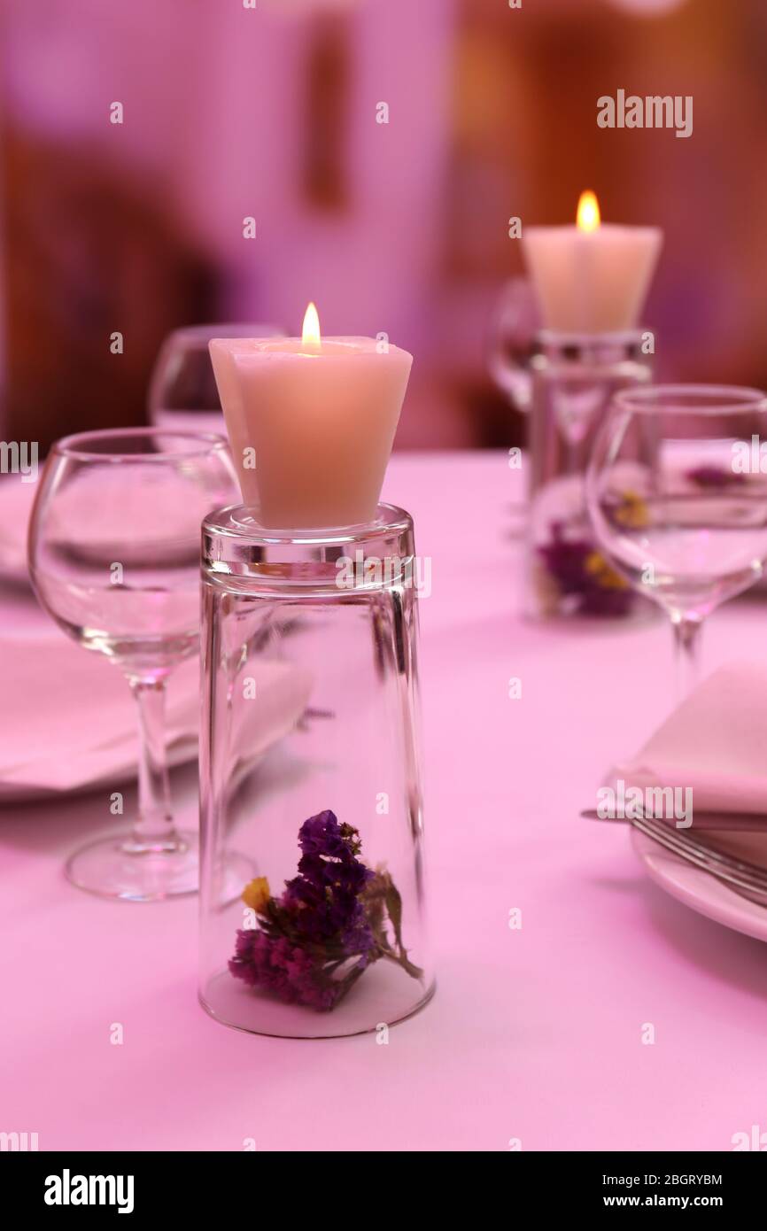 Ristorante Impostazione tabella Foto Stock