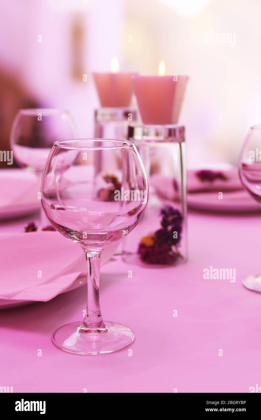 Ristorante Impostazione tabella Foto Stock