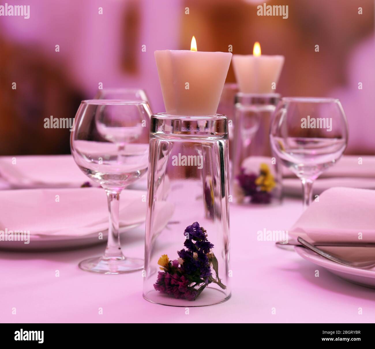 Ristorante Impostazione tabella Foto Stock
