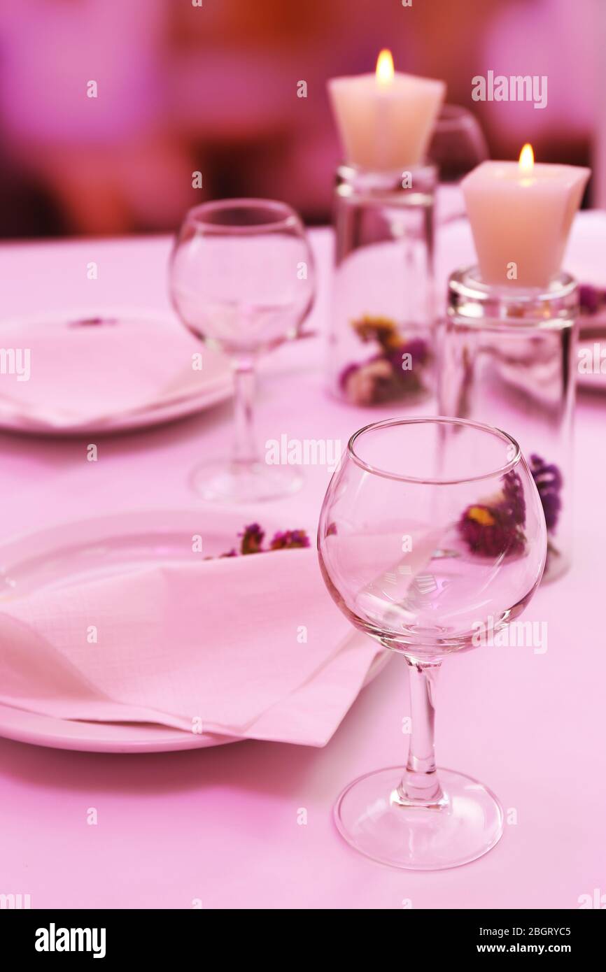 Ristorante Impostazione tabella Foto Stock