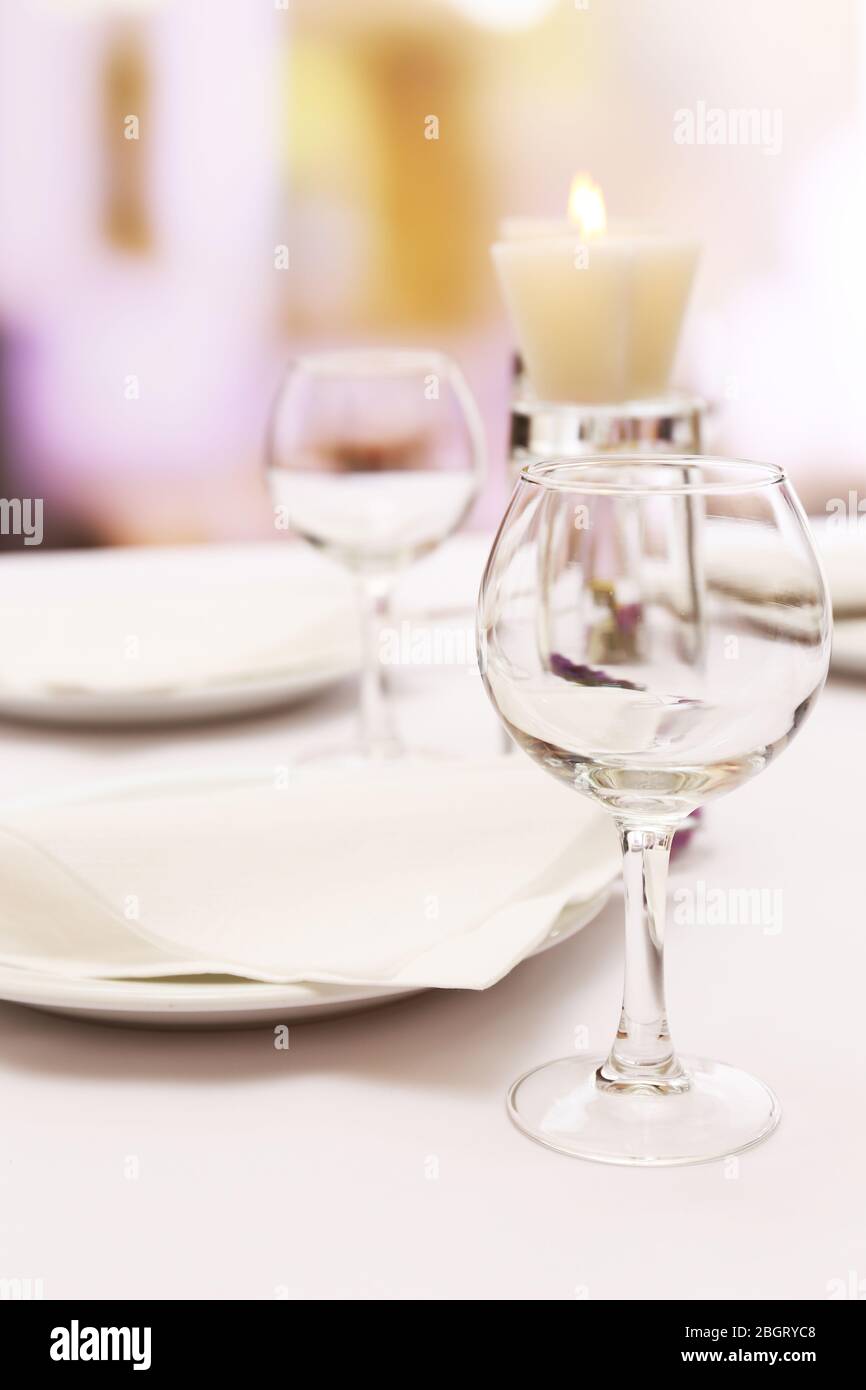 Ristorante Impostazione tabella Foto Stock