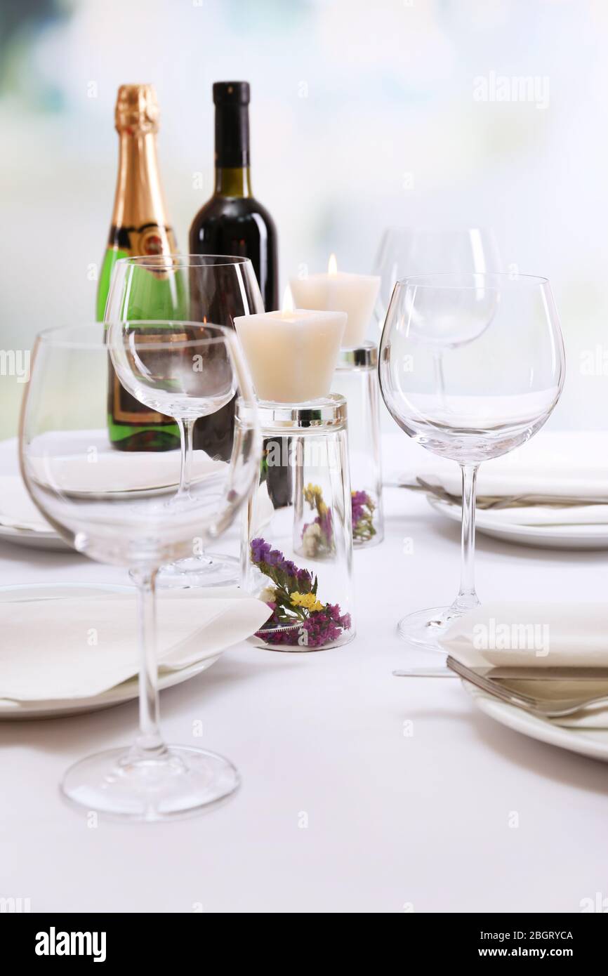 Ristorante Impostazione tabella Foto Stock