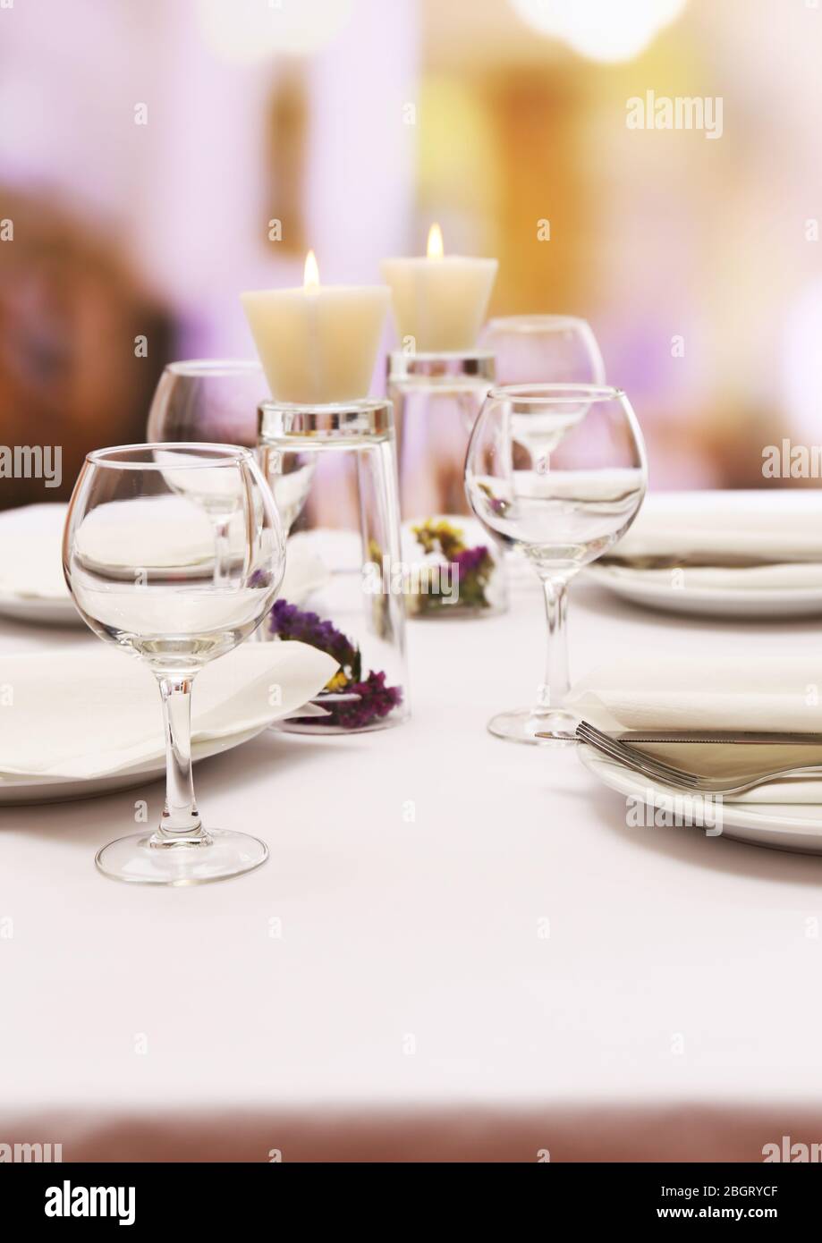 Ristorante Impostazione tabella Foto Stock