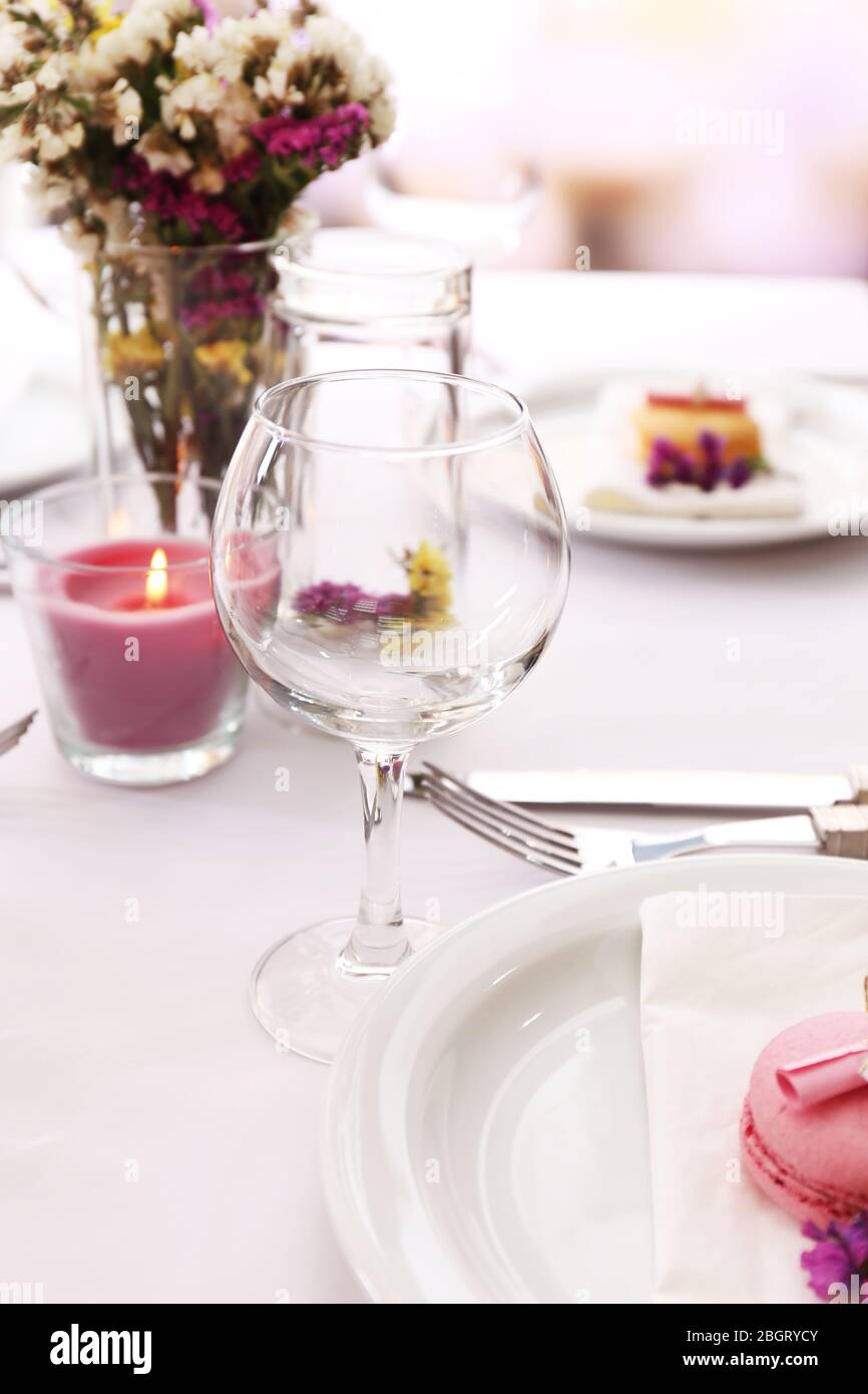 Ristorante Impostazione tabella Foto Stock