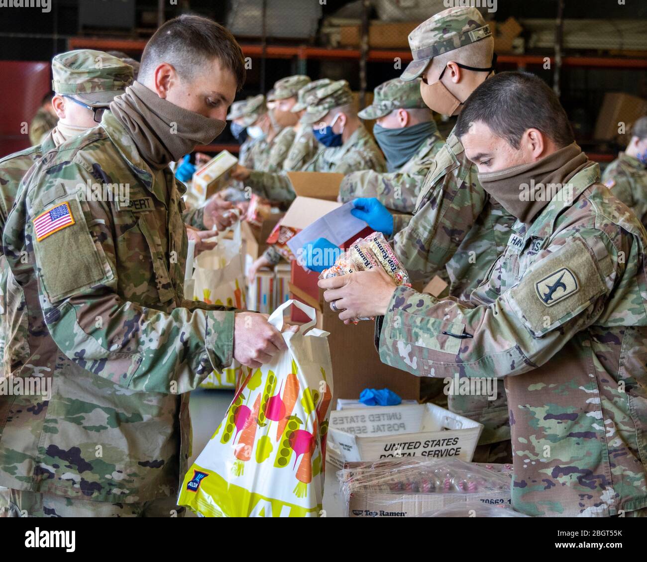 I soldati della Guardia Nazionale del Nebraska organizzano forniture alimentari per la consegna in risposta al COVID-19, carenza alimentare di coronavirus 21 aprile 2020 a Lincoln, Nebraska. Foto Stock