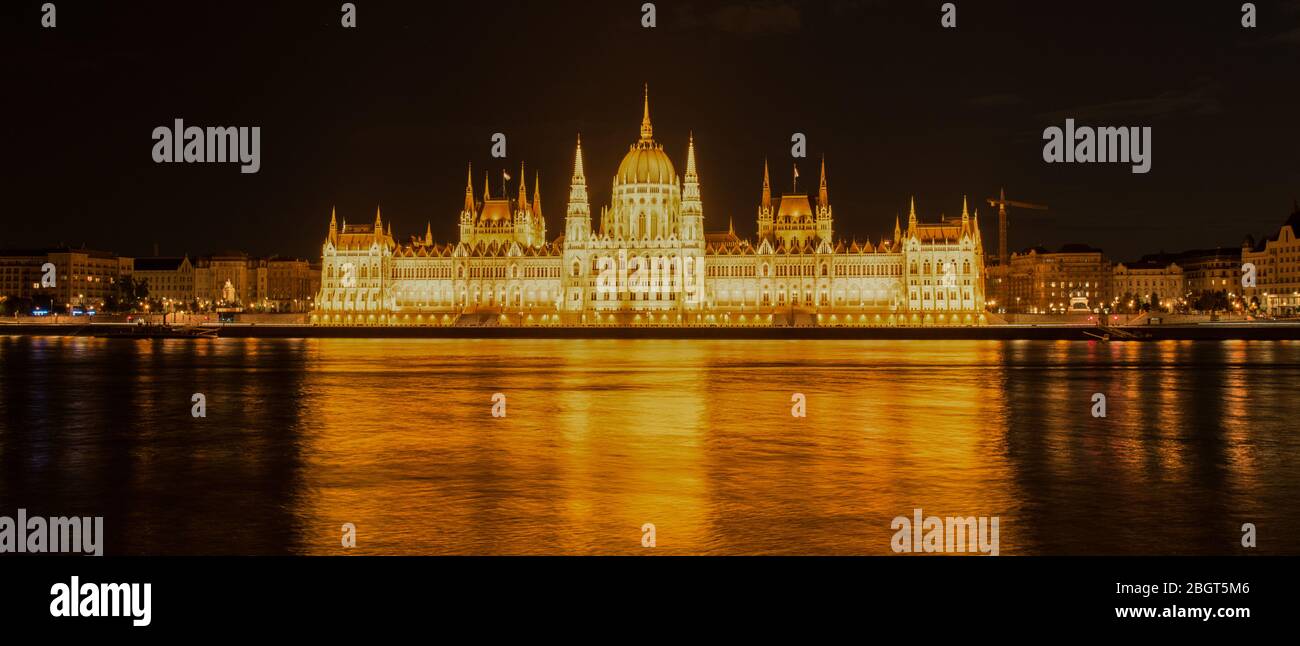 Parlamento di Budapest di notte Foto Stock