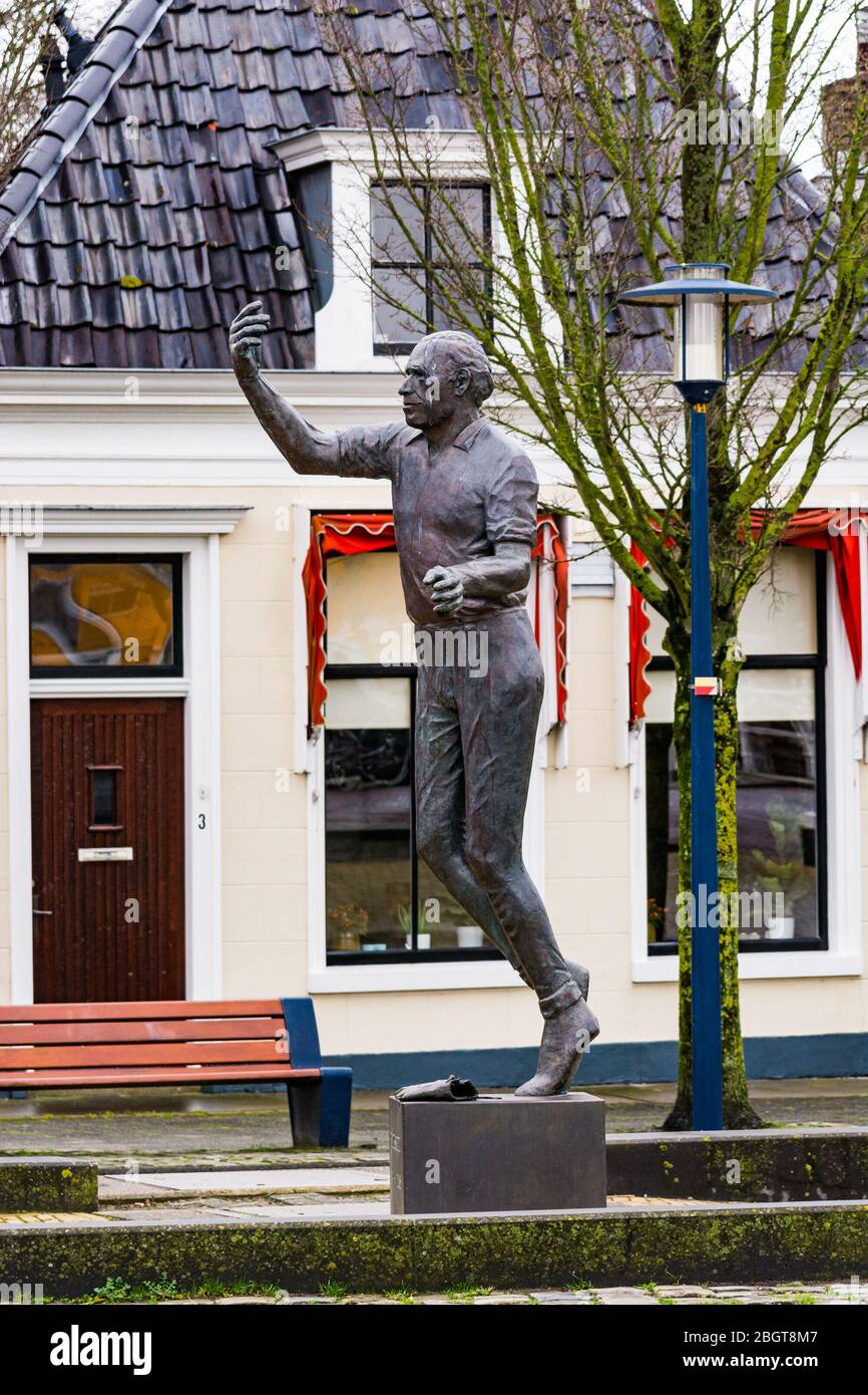 Harlingen, Paesi Bassi - 10 gennaio 2020. Statua di Hotze Schuil, 'l'imperatore dei re del Pallamano', in Piazza Sud Foto Stock