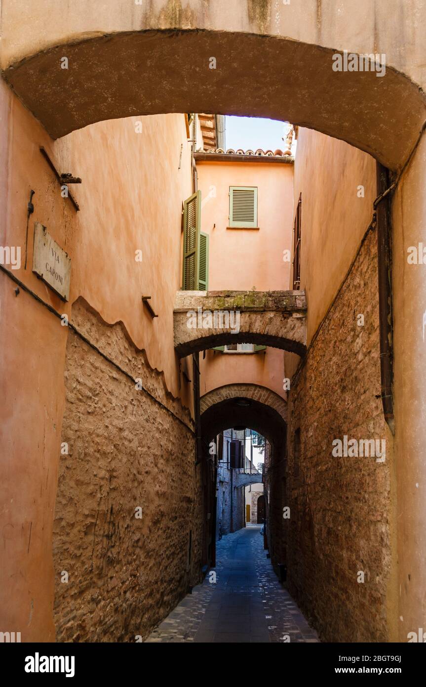 Archi collegano e sostengono edifici nei vicoli di Foligno, Umbria, Italia Foto Stock
