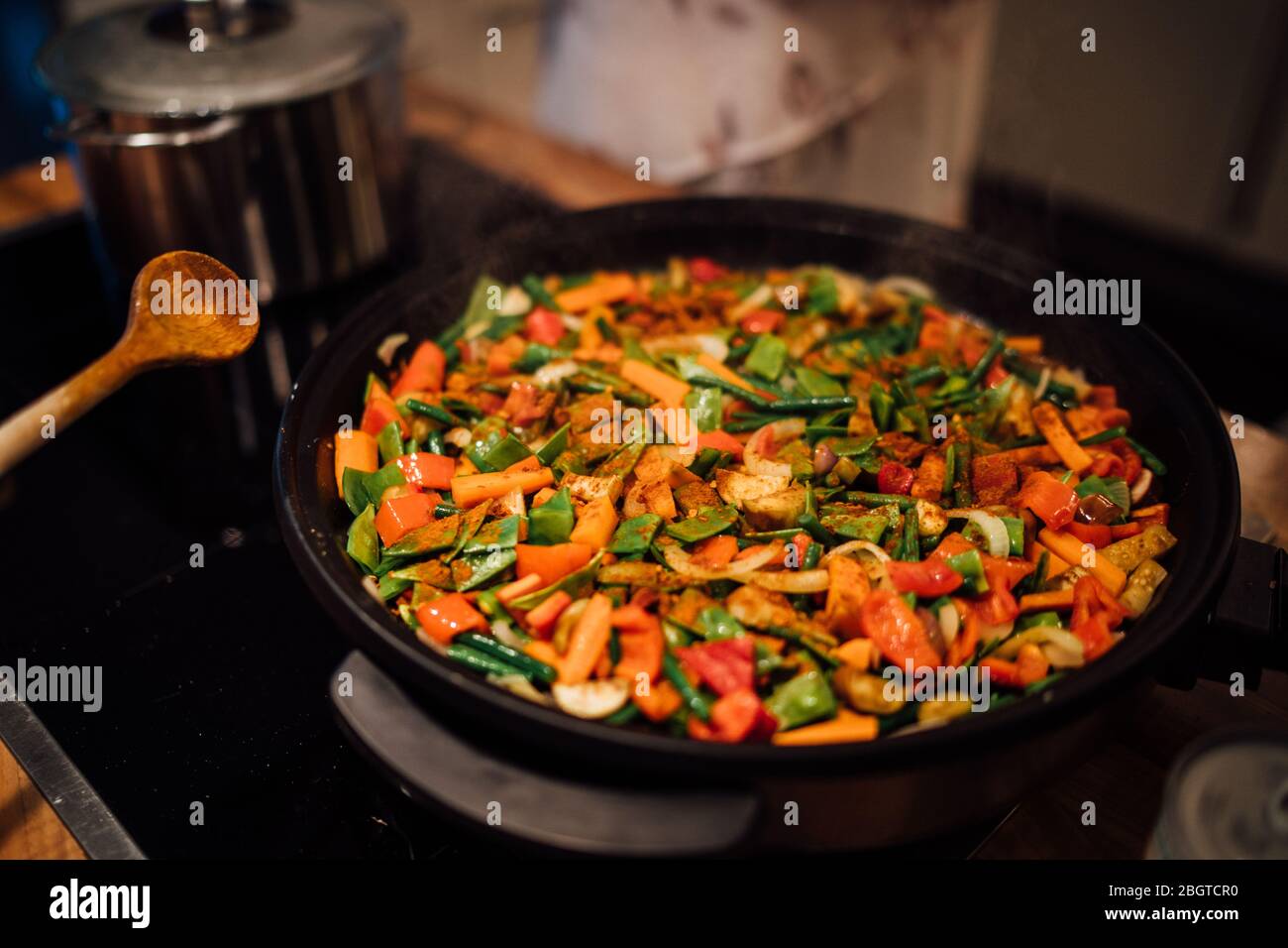 Gamberi al curry rosso cucinati in casa con riso, piselli da neve, peperone rosso e carote.delizioso pasto pasta al curry di pollo, cucina in cucina da i Foto Stock