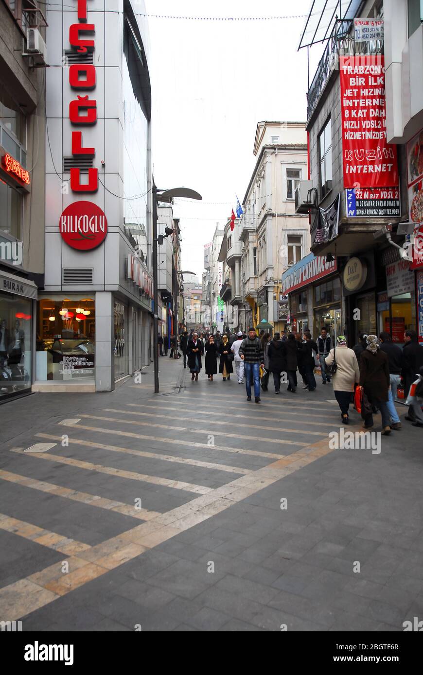 Trabzon, Turchia, 11 gennaio 2010: Via Uzun, Piazza Foto Stock