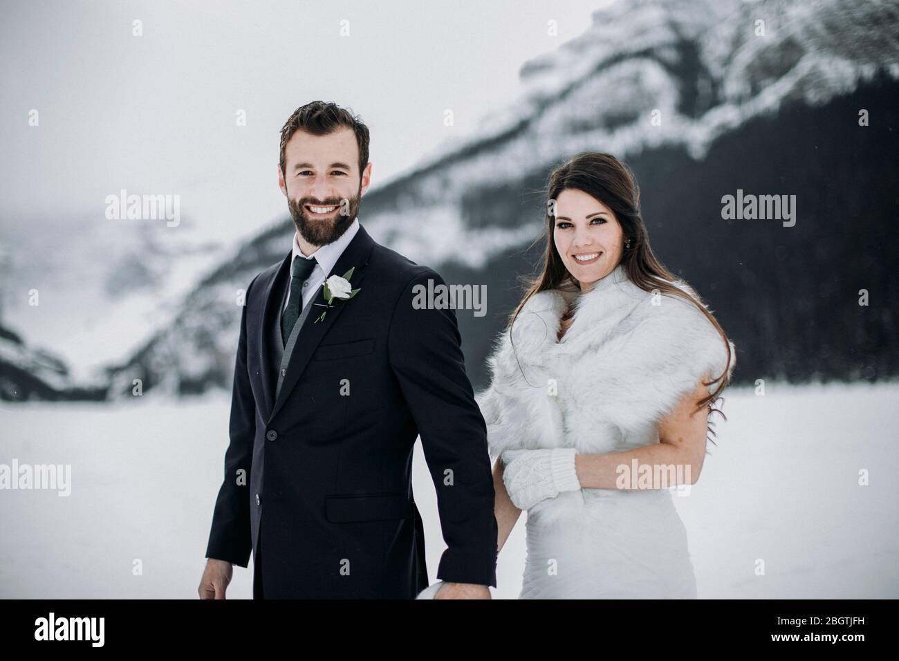 coppia caucasica in abito da sposa appena sposato in inverno in montagna Foto Stock