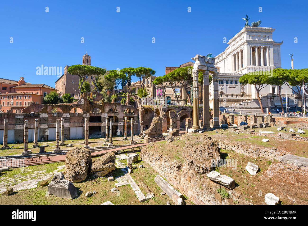 Le antiche rovine del Foro Romano nel centro storico con alle spalle il monumento Vittorio Emanuele. Foto Stock